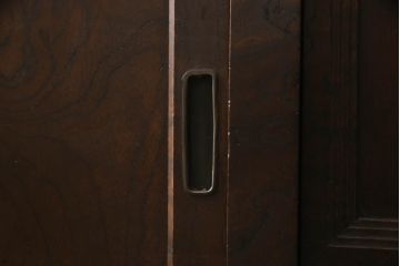 2段重ね箪笥を2つのサイドボードにリメイク!上段の開き戸に棚受けと棚板を制作し、電源タップとリモコン中継器を取り付け。下段は棚底を張り替え。いずれも引手・取っ手を交換し脚を付けて、新材は本体に合わせて着色。本体は1トーン落ち着いた色に仕上げ。