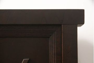 2段重ね箪笥を2つのサイドボードにリメイク!上段の開き戸に棚受けと棚板を制作し、電源タップとリモコン中継器を取り付け。下段は棚底を張り替え。いずれも引手・取っ手を交換し脚を付けて、新材は本体に合わせて着色。本体は1トーン落ち着いた色に仕上げ。