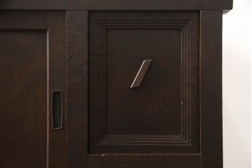 2段重ね箪笥を2つのサイドボードにリメイク!上段の開き戸に棚受けと棚板を制作し、電源タップとリモコン中継器を取り付け。下段は棚底を張り替え。いずれも引手・取っ手を交換し脚を付けて、新材は本体に合わせて着色。本体は1トーン落ち着いた色に仕上げ。