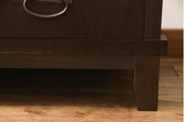 2段重ね箪笥を2つのサイドボードにリメイク!上段の開き戸に棚受けと棚板を制作し、電源タップとリモコン中継器を取り付け。下段は棚底を張り替え。いずれも引手・取っ手を交換し脚を付けて、新材は本体に合わせて着色。本体は1トーン落ち着いた色に仕上げ。
