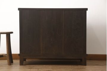 2段重ね箪笥を2つのサイドボードにリメイク!上段の開き戸に棚受けと棚板を制作し、電源タップとリモコン中継器を取り付け。下段は棚底を張り替え。いずれも引手・取っ手を交換し脚を付けて、新材は本体に合わせて着色。本体は1トーン落ち着いた色に仕上げ。