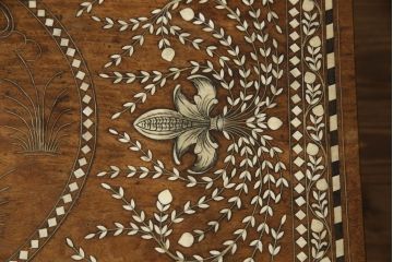 テーブルを綺麗に再生!高品質リペアを施し、天板にウレタン塗装を重ね塗り。隙間や割れのある部分は雰囲気を損なわないよう修理。