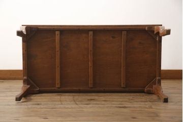 テーブルを綺麗に再生!高品質リペアを施し、天板にウレタン塗装を重ね塗り。隙間や割れのある部分は雰囲気を損なわないよう修理。