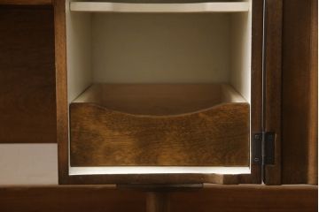 ドレッサーを綺麗に再生!高品質リペアを施し、鏡を交換。開き戸右側にはトレーを製作。天板は塗装を剥離し、グラデーションカラーになるよう再塗装。