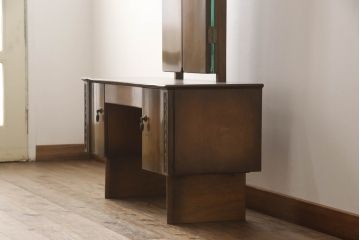 ドレッサーを綺麗に再生!高品質リペアを施し、鏡を交換。開き戸右側にはトレーを製作。天板は塗装を剥離し、グラデーションカラーになるよう再塗装。