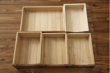ドレッサーを綺麗に再生!高品質リペアを施し、鏡を交換。開き戸右側にはトレーを製作。天板は塗装を剥離し、グラデーションカラーになるよう再塗装。