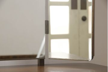 ドレッサーを綺麗に再生!高品質リペアを施し、鏡を交換。開き戸右側にはトレーを製作。天板は塗装を剥離し、グラデーションカラーになるよう再塗装。
