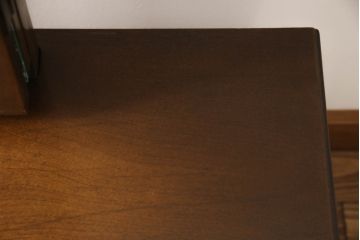 ドレッサーを綺麗に再生!高品質リペアを施し、鏡を交換。開き戸右側にはトレーを製作。天板は塗装を剥離し、グラデーションカラーになるよう再塗装。