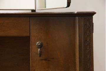 ドレッサーを綺麗に再生!高品質リペアを施し、鏡を交換。開き戸右側にはトレーを製作。天板は塗装を剥離し、グラデーションカラーになるよう再塗装。
