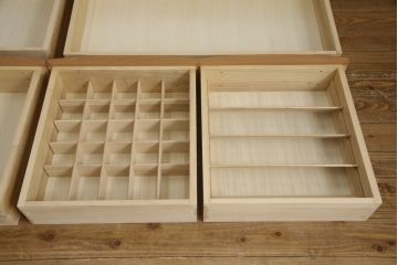 整理箪笥を上下に分けて2つの箪笥にリメイク!上段には台輪を取り付け。下段は同デザインの別の箪笥の天板を移設。