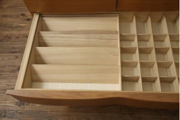 整理箪笥を上下に分けて2つの箪笥にリメイク!上段には台輪を取り付け。下段は同デザインの別の箪笥の天板を移設。