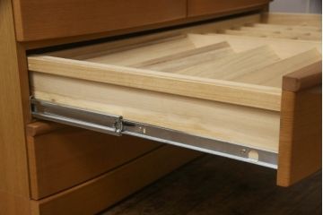 整理箪笥を上下に分けて2つの箪笥にリメイク!上段には台輪を取り付け。下段は同デザインの別の箪笥の天板を移設。