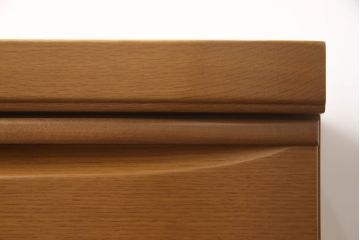 整理箪笥を上下に分けて2つの箪笥にリメイク!上段には台輪を取り付け。下段は同デザインの別の箪笥の天板を移設。