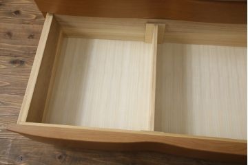 整理箪笥を上下に分けて2つの箪笥にリメイク!上段には台輪を取り付け。下段は同デザインの別の箪笥の天板を移設。
