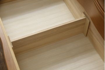 整理箪笥を上下に分けて2つの箪笥にリメイク!上段には台輪を取り付け。下段は同デザインの別の箪笥の天板を移設。