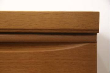整理箪笥を上下に分けて2つの箪笥にリメイク!上段には台輪を取り付け。下段は同デザインの別の箪笥の天板を移設。