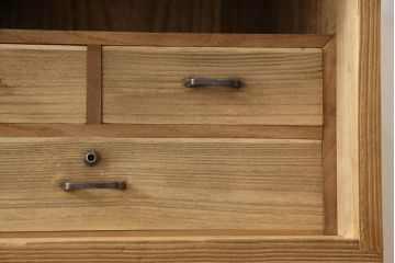 3段重ね桐箪笥を2つのチェストにリメイク!上下段を合わせてひとつのチェストに変更。ヒノキ材の天板を取り付け、台輪を外し新たに脚を追加。中段もヒノキ材の天板と脚を取り付け。全て自然な木地色仕上げ。