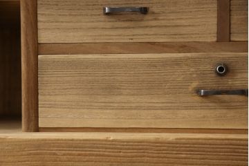 3段重ね桐箪笥を2つのチェストにリメイク!上下段を合わせてひとつのチェストに変更。ヒノキ材の天板を取り付け、台輪を外し新たに脚を追加。中段もヒノキ材の天板と脚を取り付け。全て自然な木地色仕上げ。