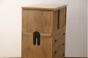 3段重ね桐箪笥を2つのチェストにリメイク!上下段を合わせてひとつのチェストに変更。ヒノキ材の天板を取り付け、台輪を外し新たに脚を追加。中段もヒノキ材の天板と脚を取り付け。全て自然な木地色仕上げ。