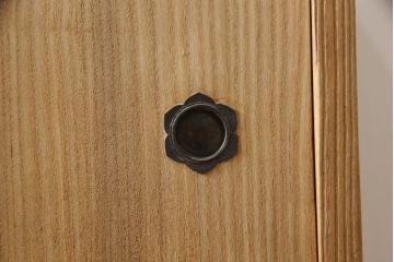 3段重ね桐箪笥を2つのチェストにリメイク!上下段を合わせてひとつのチェストに変更。ヒノキ材の天板を取り付け、台輪を外し新たに脚を追加。中段もヒノキ材の天板と脚を取り付け。全て自然な木地色仕上げ。