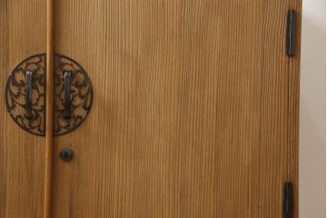 3段重ね桐箪笥を2つのチェストにリメイク!上下段を合わせてひとつのチェストに変更。ヒノキ材の天板を取り付け、台輪を外し新たに脚を追加。中段もヒノキ材の天板と脚を取り付け。全て自然な木地色仕上げ。