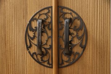 3段重ね桐箪笥を2つのチェストにリメイク!上下段を合わせてひとつのチェストに変更。ヒノキ材の天板を取り付け、台輪を外し新たに脚を追加。中段もヒノキ材の天板と脚を取り付け。全て自然な木地色仕上げ。