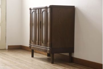 ワードローブをテレビ台にリメイク!高さと奥行きを小さくリサイズし、棚板を新たに制作。脚を取り付け、ワントーン落ち着いた色に着色仕上げ。