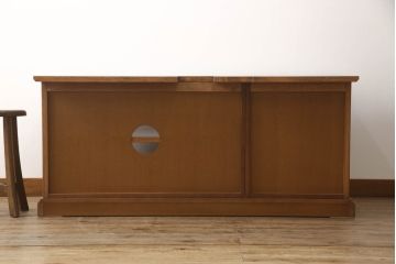 ワードローブを収納棚とテレビ台にリメイク!上部は横幅もリサイズし、底面と台輪を取り付け。可動式の棚を製作して収納棚に。下部は高さをカットし、天板と棚板を製作してオープンタイプのテレビ台に。