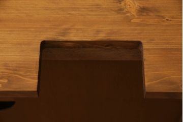 ワードローブを収納棚とテレビ台にリメイク!上部は横幅もリサイズし、底面と台輪を取り付け。可動式の棚を製作して収納棚に。下部は高さをカットし、天板と棚板を製作してオープンタイプのテレビ台に。