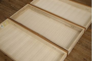 ハイチェストをローボードとチェストにリメイク!上から3段は天板を取り外し台輪を付けてローボードに。下段は上段の天板を移設しチェストに。