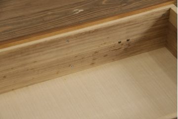 ハイチェストをローボードとチェストにリメイク!上から3段は天板を取り外し台輪を付けてローボードに。下段は上段の天板を移設しチェストに。