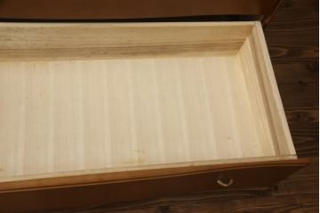 ハイチェストをローボードとチェストにリメイク!上から3段は天板を取り外し台輪を付けてローボードに。下段は上段の天板を移設しチェストに。