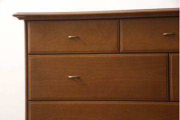 ハイチェストをローボードとチェストにリメイク!上から3段は天板を取り外し台輪を付けてローボードに。下段は上段の天板を移設しチェストに。