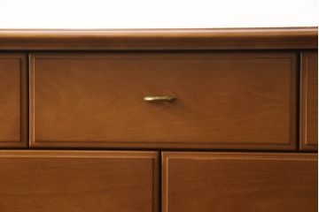 ハイチェストをローボードとチェストにリメイク!上から3段は天板を取り外し台輪を付けてローボードに。下段は上段の天板を移設しチェストに。