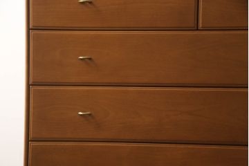 ハイチェストをローボードとチェストにリメイク!上から3段は天板を取り外し台輪を付けてローボードに。下段は上段の天板を移設しチェストに。