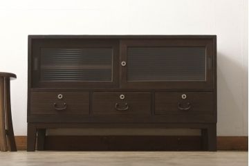 3段重ね桐箪笥をそれぞれローボードと2つのチェストにリメイク!上段は引き戸にモールガラスをはめ込み、引手を取り付け、木製脚を追加。中段は脚を取り付けて、上段と高さが合うよう調整。全ての天板をヒノキ無垢材で内部を補強し、ステイン塗料と蜜蝋ワックスで仕上げ。