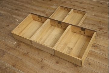 3段重ね桐箪笥をそれぞれローボードと2つのチェストにリメイク!上段は引き戸にモールガラスをはめ込み、引手を取り付け、木製脚を追加。中段は脚を取り付けて、上段と高さが合うよう調整。全ての天板をヒノキ無垢材で内部を補強し、ステイン塗料と蜜蝋ワックスで仕上げ。