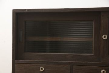 3段重ね桐箪笥をそれぞれローボードと2つのチェストにリメイク!上段は引き戸にモールガラスをはめ込み、引手を取り付け、木製脚を追加。中段は脚を取り付けて、上段と高さが合うよう調整。全ての天板をヒノキ無垢材で内部を補強し、ステイン塗料と蜜蝋ワックスで仕上げ。