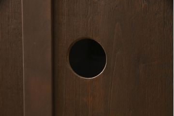 3段重ね桐箪笥をそれぞれローボードと2つのチェストにリメイク!上段は引き戸にモールガラスをはめ込み、引手を取り付け、木製脚を追加。中段は脚を取り付けて、上段と高さが合うよう調整。全ての天板をヒノキ無垢材で内部を補強し、ステイン塗料と蜜蝋ワックスで仕上げ。