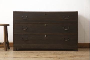 3段重ね桐箪笥をそれぞれローボードと2つのチェストにリメイク!上段は引き戸にモールガラスをはめ込み、引手を取り付け、木製脚を追加。中段は脚を取り付けて、上段と高さが合うよう調整。全ての天板をヒノキ無垢材で内部を補強し、ステイン塗料と蜜蝋ワックスで仕上げ。