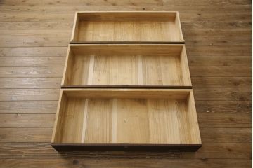 3段重ね桐箪笥をそれぞれローボードと2つのチェストにリメイク!上段は引き戸にモールガラスをはめ込み、引手を取り付け、木製脚を追加。中段は脚を取り付けて、上段と高さが合うよう調整。全ての天板をヒノキ無垢材で内部を補強し、ステイン塗料と蜜蝋ワックスで仕上げ。