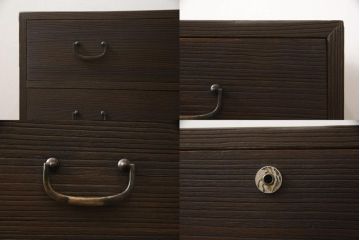 3段重ね桐箪笥をそれぞれローボードと2つのチェストにリメイク!上段は引き戸にモールガラスをはめ込み、引手を取り付け、木製脚を追加。中段は脚を取り付けて、上段と高さが合うよう調整。全ての天板をヒノキ無垢材で内部を補強し、ステイン塗料と蜜蝋ワックスで仕上げ。