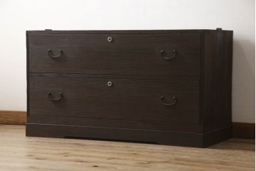 3段重ね桐箪笥をそれぞれローボードと2つのチェストにリメイク!上段は引き戸にモールガラスをはめ込み、引手を取り付け、木製脚を追加。中段は脚を取り付けて、上段と高さが合うよう調整。全ての天板をヒノキ無垢材で内部を補強し、ステイン塗料と蜜蝋ワックスで仕上げ。