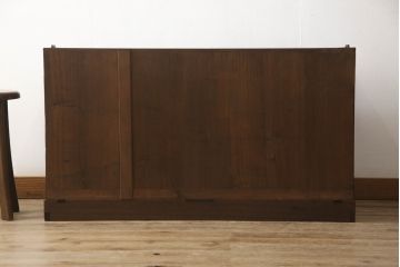 3段重ね桐箪笥をそれぞれローボードと2つのチェストにリメイク!上段は引き戸にモールガラスをはめ込み、引手を取り付け、木製脚を追加。中段は脚を取り付けて、上段と高さが合うよう調整。全ての天板をヒノキ無垢材で内部を補強し、ステイン塗料と蜜蝋ワックスで仕上げ。