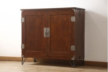 2段重ね桐箪笥を収納棚とローチェストにリメイク!上段はヒノキ無垢材の天板と鉄脚を取り付け、鍵を製作。下段は引き出しの最下段でカットして既存の金具を付け直し、ヒノキ無垢材の天板と鉄脚を取り付け。どちらも錠を調整してワントーン落ち着いた色に着色仕上げ。