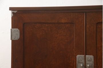 2段重ね桐箪笥を収納棚とローチェストにリメイク!上段はヒノキ無垢材の天板と鉄脚を取り付け、鍵を製作。下段は引き出しの最下段でカットして既存の金具を付け直し、ヒノキ無垢材の天板と鉄脚を取り付け。どちらも錠を調整してワントーン落ち着いた色に着色仕上げ。