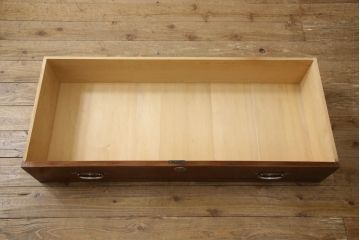 2段重ね桐箪笥を収納棚とローチェストにリメイク!上段はヒノキ無垢材の天板と鉄脚を取り付け、鍵を製作。下段は引き出しの最下段でカットして既存の金具を付け直し、ヒノキ無垢材の天板と鉄脚を取り付け。どちらも錠を調整してワントーン落ち着いた色に着色仕上げ。