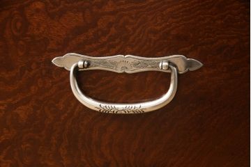 2段重ね桐箪笥を収納棚とローチェストにリメイク!上段はヒノキ無垢材の天板と鉄脚を取り付け、鍵を製作。下段は引き出しの最下段でカットして既存の金具を付け直し、ヒノキ無垢材の天板と鉄脚を取り付け。どちらも錠を調整してワントーン落ち着いた色に着色仕上げ。