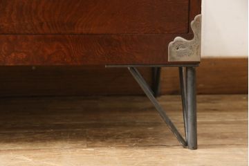 2段重ね桐箪笥を収納棚とローチェストにリメイク!上段はヒノキ無垢材の天板と鉄脚を取り付け、鍵を製作。下段は引き出しの最下段でカットして既存の金具を付け直し、ヒノキ無垢材の天板と鉄脚を取り付け。どちらも錠を調整してワントーン落ち着いた色に着色仕上げ。