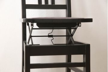 ピアノ椅子を綺麗に再生!高品質リペアを施し、色が剥げたり擦れている個所を再塗装。